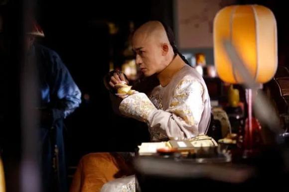 Hoàng đế đi vệ sinh thế nào?