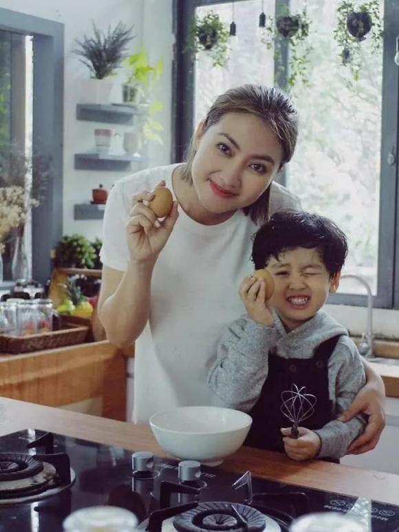 Con trai hiện đang ở cùng mẹ