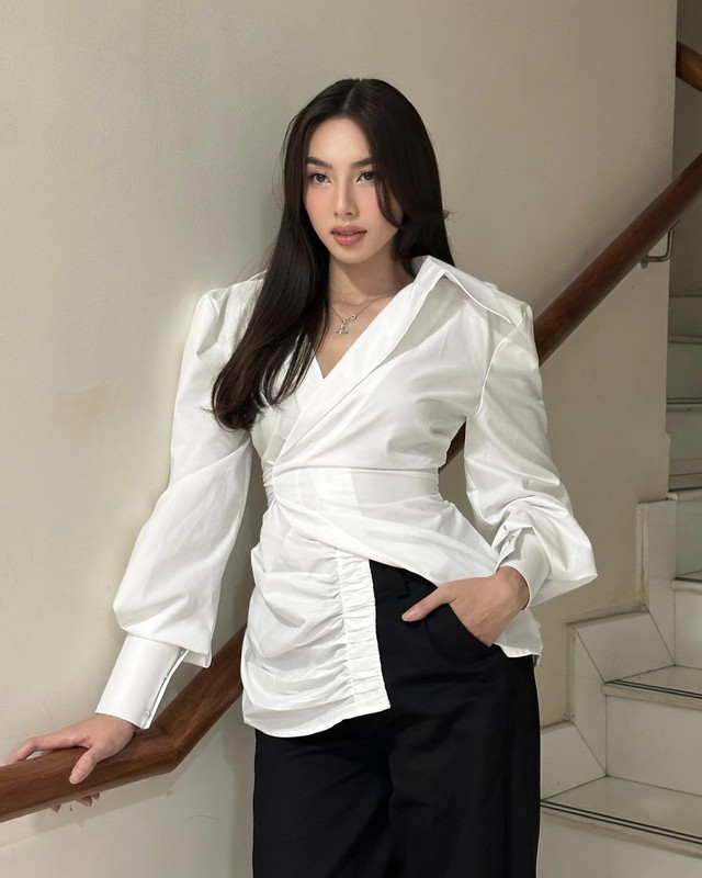 Với mẫu áo sơ mi trắng cách điệu, Thùy Tiên chỉ cần kết hợp với quần âu đen là đã có bộ Shbet999 com đăng nhập nổi bật, ấn tượng. Giày cao gót mũi nhọn, sandal cao gót quai mảnh hoặc giày slingback là những lựa chọn lý tưởng để hoàn thiện bộ Shbet999 com đăng nhập nữ tính, yêu kiều trên.    
