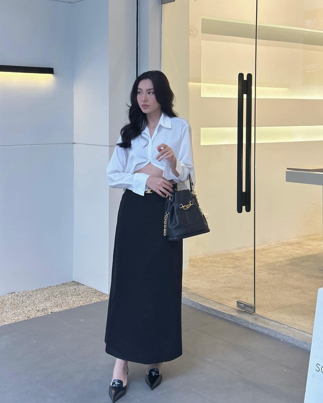 Thùy Tiên đã tạo sự đột phá cho style khi diện mẫu sơ mi trắng xẻ tà. Cuối cùng, các món thời trang như giày mũi nhọn, túi xách màu đen đã hoàn thiện bộ Shbet999 com đăng nhập nữ tính, sang trọng.    