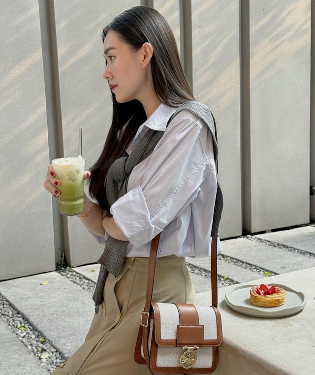 Á hậu Tường San diện một bộ Shbet999 com đăng nhập dịu dàng, trang nhã gồm áo sơ mi trắng kết hợp với quần màu be. Sơ vin gọn gàng, tô điểm áo len quàng vai, tổng thể Shbet999 com đăng nhập trở nên nổi bật hơn.    