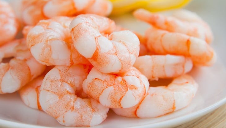 Đặt nồi nước lên bếp, đun sôi rồi cho tôm đã bóc vỏ vào luộc chín.