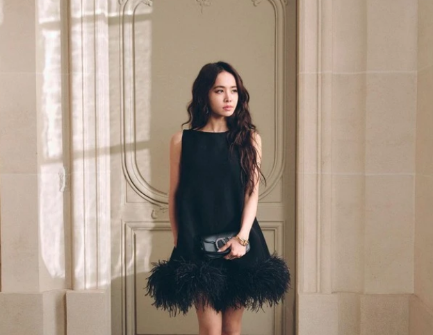 Món đồ được Triệu Lộ Tư chưng diện mới đây làm nên hình ảnh quý cô kiêu sa, đài các khi kết hợp các chi tiết cổ thuyền, dáng suông đi cùng độ ngắn hoàn hảo. 