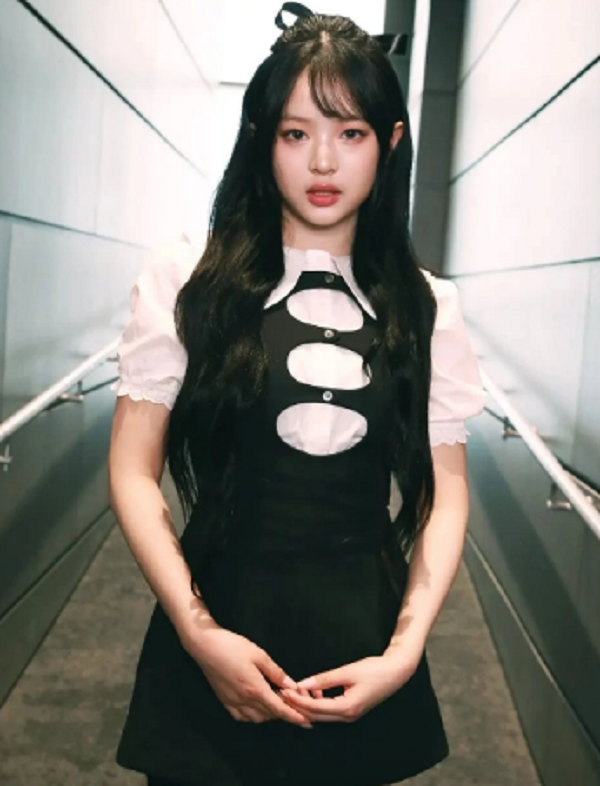 Một thiết kế Little Black Dress hiện đại thường được kết hợp cùng quần shorts bên trong để người chưng diện thỏa sức hoạt động hết mình. Hanni (NewJeans) yêu thích còn được phối cùng áo blouse trắng để tạo nên diện mạo xinh đẹp, dễ thương. Cách mặc này phù hợp với nhiều dáng người và lứa tuổi khác nhau.     