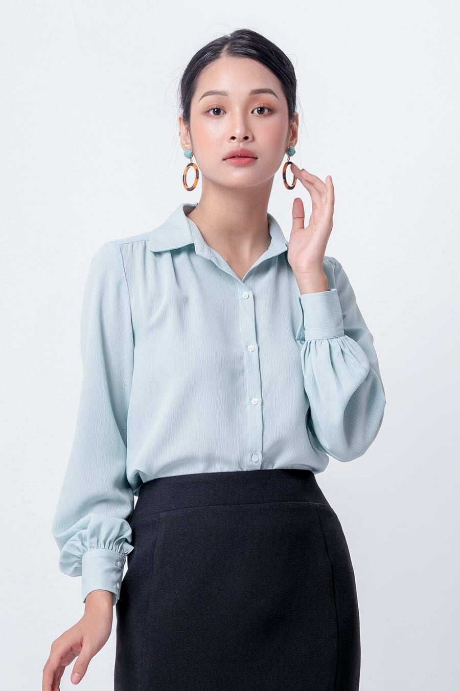 Áo sơ mi màu xanh pastel đang “làm mưa làm gió” trong phong cách thời trang của những quý cô tinh tế