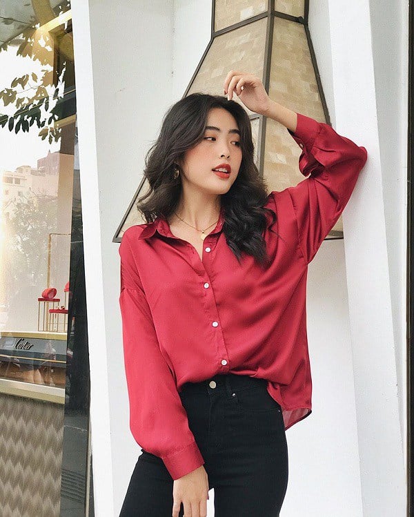 Xu hướng thời trang màu sắc rực rỡ vẫn đang thịnh hành và áo sơ mi màu đậm đang nhận được sự yêu thích từ giới mộ điệu