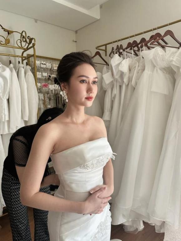 Mới đây nhất, Hương Giang tiếp tục vướng nghi vấn chuẩn bị tổ chức Quatrian shbet hiện đang mở với bạn trai mới khi hình ảnh cô mặc đầm cưới bên bạn trai giấu mặt. Tuy nhiên, nữ diễn viên cho biết, hình ảnh đang gây xôn xao trên là ảnh hậu trường trong phim và chú rể chính là diễn viên Tuấn Tú. Cô cũng nói do bạn trai ngại xuất hiện trên truyền thông nên cô vẫn chưa dám công khai.    