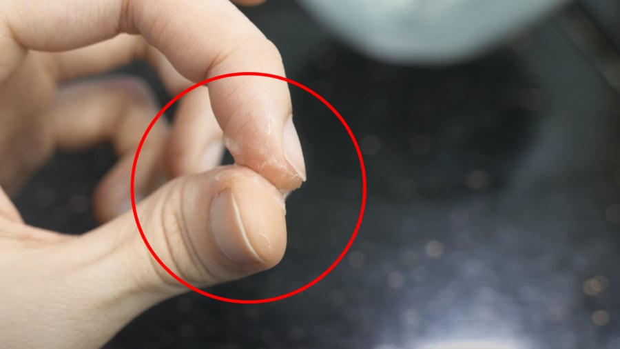 Bạn có thể ngâm tay vào nước ấm có pha xà phòng để gỡ keo 502.
