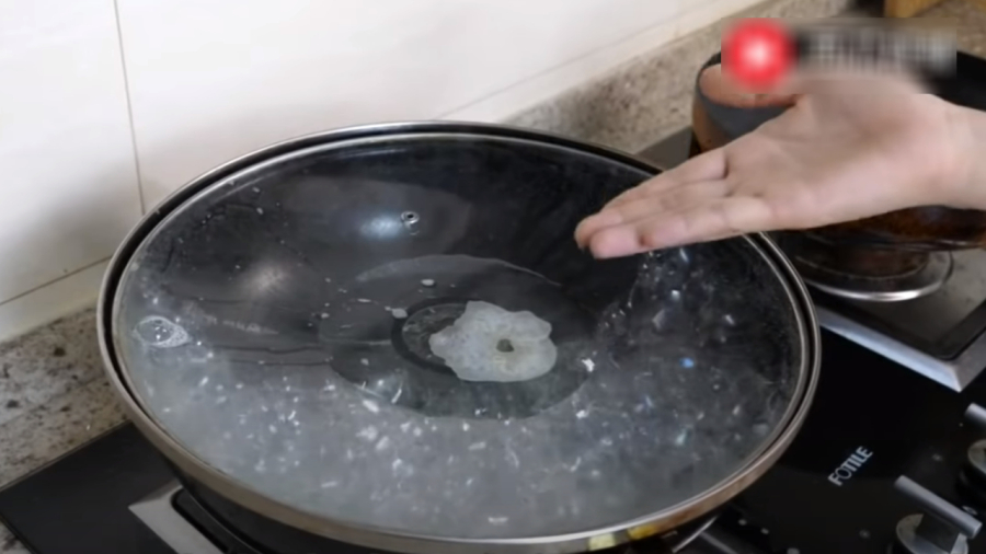 Lật ngược vung và tiếp tục đun.