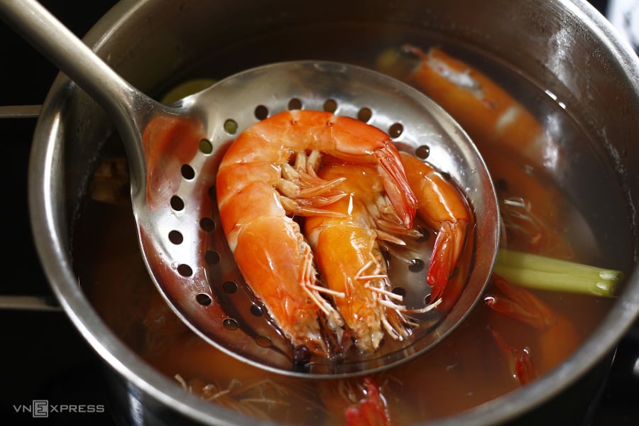 Thêm một chút muối và rượu trắng khi luộc tôm giúp ngon hơn