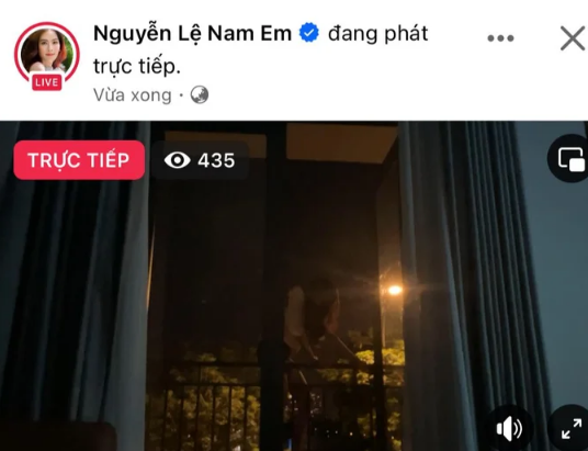Tối 16/3, Nam Em tiếp tục khiến mạng xã hội xôn xao khi bật chế độ phát trực tiếp nhưng không nói chuyện, cô bất ngờ tiến ra ngoài cửa và leo khỏi ban công. Sau đó, người đẹp quê Tiền Giang không quay vào nhà.     Phía ban công của Nam Em cách mặt đất khá cao, nhiều người cảm thấy vô cùng lo lắng trước hành động nguy hiểm của cô nàng.    