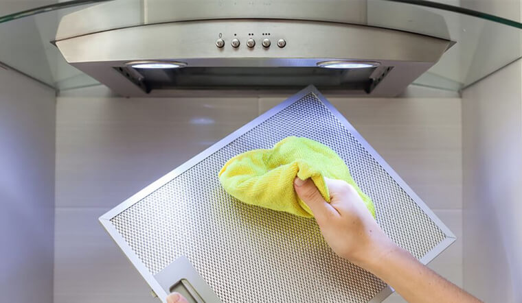 Sau khi vệ sinh máy hút mùi bạn nên dùng giẻ ẩm lau lại lần cuối
