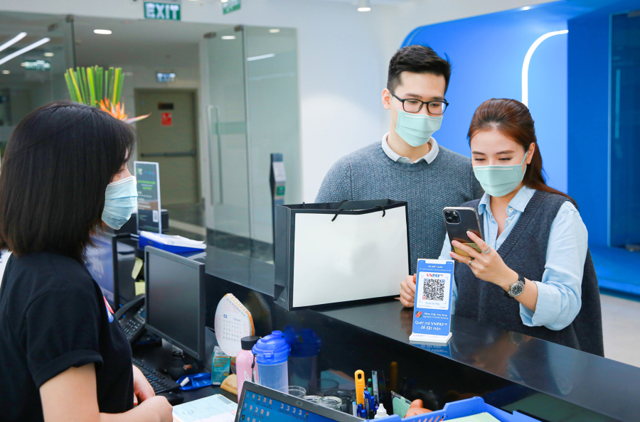 Thanh toán không dùng tiền mặt có lợi cho cả ngân hàng và người tiêu dùng