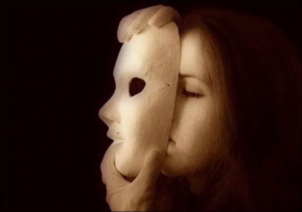 Người sống giả tạo vốn rất chú trọng đến vẻ bề ngoài, ưa danh tiếng và thường hay tìm kiếm sự chú ý từ mọi người xung quanh. (ảnh minh họa)