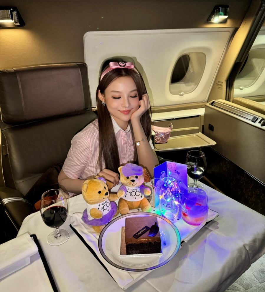 Huyền Baby check in sang chảnh trên máy bay hạng sang
