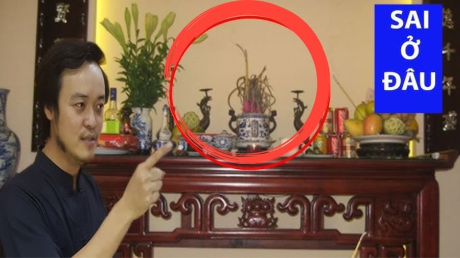 Bát hương thường được đặt chính giữa bàn thờ và cả năm không được xê dịch ngay cả khi lau dọn 