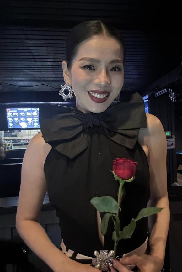 Vừa qua, mạng xã hội đã đăng tải hình ảnh kém xinh của Lệ Quyên. Sau đó, cô đã đăng tải dòng trạng thái để nói việc bản thân cảm thấy buồn và khó hiểu khi bị dìm một cách quá đáng. Cô viết: “Chắc Quyên là người hay lơn tơn để mặt mộc mỗi khi ko lên sân khấu nhất luôn ý mọi người. Quyên cũng chuyên ra quay chụp cam thuờng,có sao đâu, khán giả hay khen Quyên ở ngoài đẹp hơn. Gặp khán giả, Quyên cũng không ngại chụp hình luôn bởi Quyên mặc kệ, thế nhiều khi lại thân tình, vui vẻ, gần gũi. Hôm qua Quyên thấy bạn bè nói có người up hình không đẹp lên mạng. Nhìn lại thì đó là hình Quyên vừa hát ở phòng trà hôm thứ 4 trước khi bay qua Mỹ hát nè. Trường hợp dở khóc dở cười do nhiều nguyên nhân như thế chắc không tránh được. Nhưng nếu là ở đâu đó khác, có người này người kia thì cười xoà không suy nghĩ gì. Đây lại là khán giả đi nghe Quyên hát, yêu Quyên mới đến nghe, đợi bằng được Quyên ra để chụp hình, ai cũng ôm chặt, rạng rỡ happy nói yêu Quyên lắm, vui lắm xin chụp làm kỷ niệm. Thế sao lại cố tình lấy khoảnh khắc không đẹp up lên, Quyên thấy buồn và khó hiểu thôi, vì nếu ai đó không thích mình, cố tình làm vậy đã đàn. Xưa nay Quyên thế nào ai cũng biết rồi,gặp khán giả người thật việc thật rõ ràng mỗi ngày mà, đâu có ảo đuợc. Sao có thể ôm bằng vòng tay siết chặt ấm áp vậy mà làm thế với nhau, thất vọng thế. Quyên vừa hát show đầu tiên bên Mỹ. Ê, trong phòng tối chụp cam thường tự an ủi đây này huhu”.    