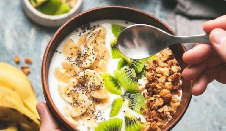 Cám yến mạch, là lớp vỏ ngoài không tan của hạt yến mạch, đóng một vai trò quan trọng trong việc tăng cường khối lượng chất thải và giữ nước