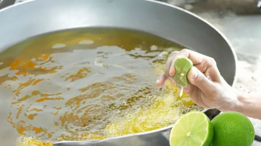 Cho chanh vào chảo dầu giúp chiên rán dễ dàng hơn