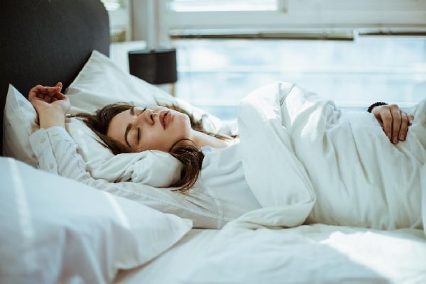 Chúng ta thích nằm ngửa khi ngủ  