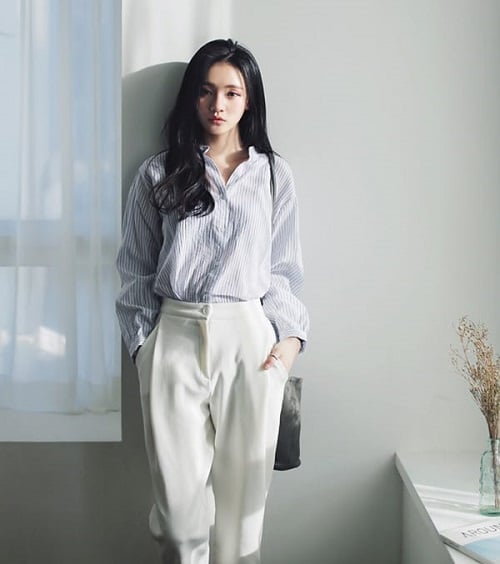 Công thức quần âu trắng và áo màu trung tính sẽ mang đến sự dịu dàng, tinh tế. 