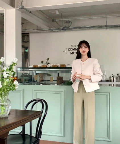 Hãy kết hợp quần âu màu be với áo sơ mi oversized, áo thun trơn màu trung tính hoặc áo blouse nữ tính, yêu kiều hay áo khoác lửng.