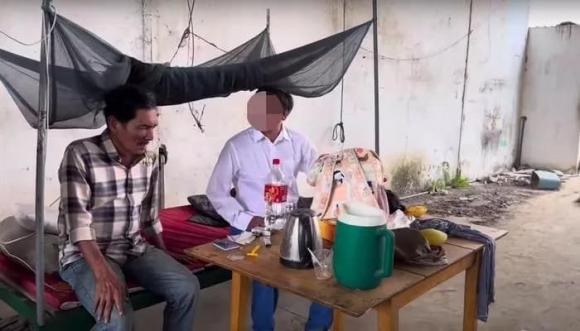 Thương Tín sống trong nhà xưởng bỏ hoang.  
