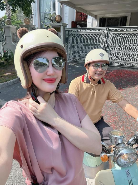 Cả hai vợ chồng nữ ca sĩ trốn con hẹn hò.
