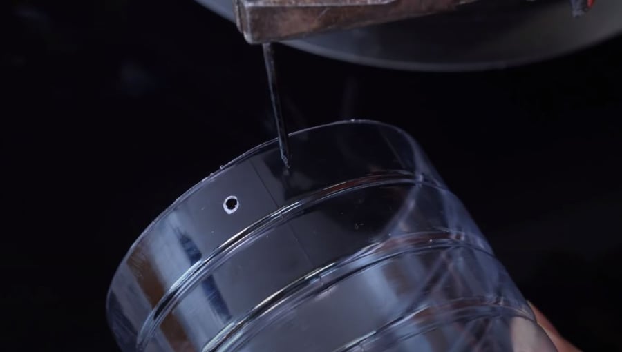 Đục lỗ trên thành chai.