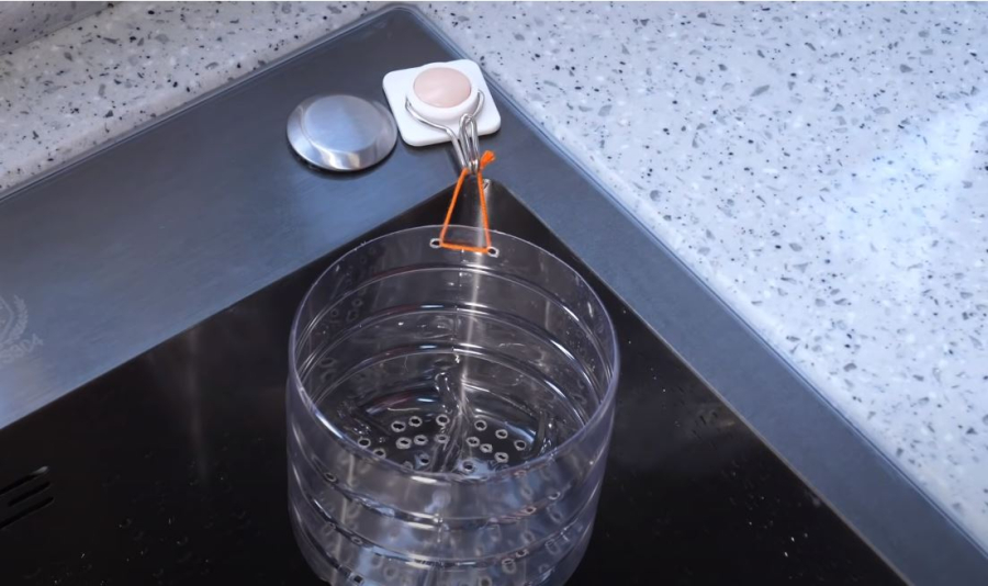 Treo chai nhựa ở góc chậu rửa bát.