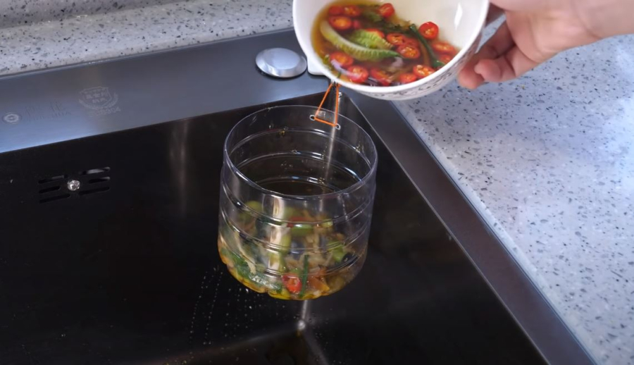 Dùng chai nhựa đã chuẩn bị như một chiếc giỏ đựng thức ăn thừa.