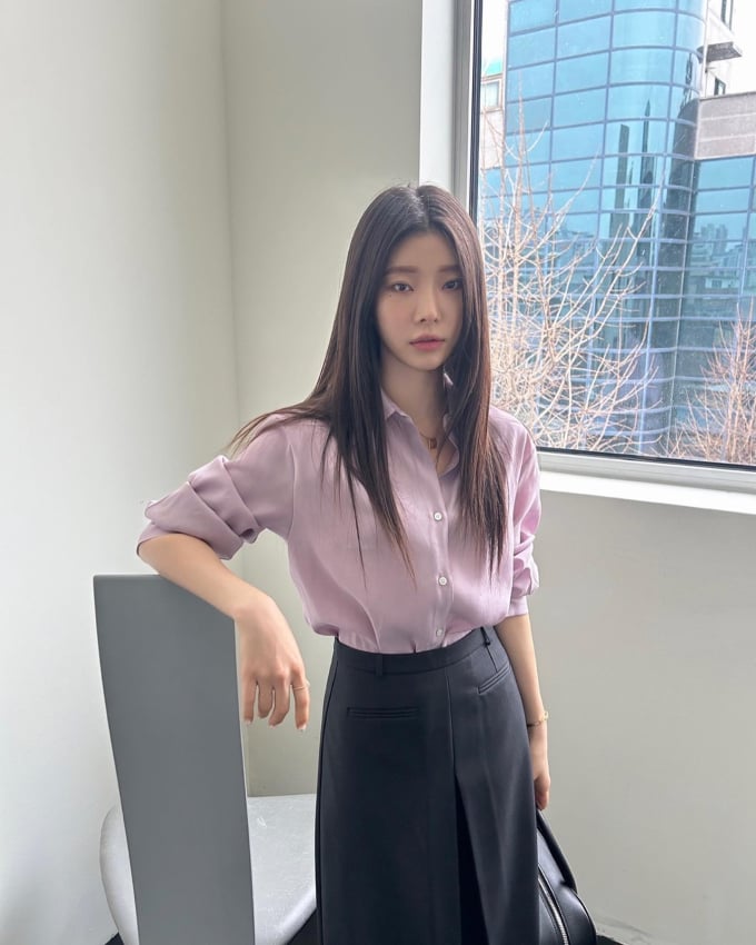 Chị em nên kết hợp item màu tím với những món thời trang màu be, trắng hoặc đen.