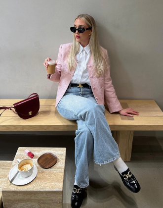 Loafer da bóng được yêu thích bởi sự thích nghi linh hoạt với vô vàn phong cách thời trang. Fashionista Sophie Kremer giới thiệu tới chị em công thức phối đồ đơn giản nhưng dễ dàng ăn điểm thu hút. Cô nàng người Hà Lan sơ vin sơ mi vải thô với quần denim ống suông và áo khoác dạ tweed màu hồng pastel.    