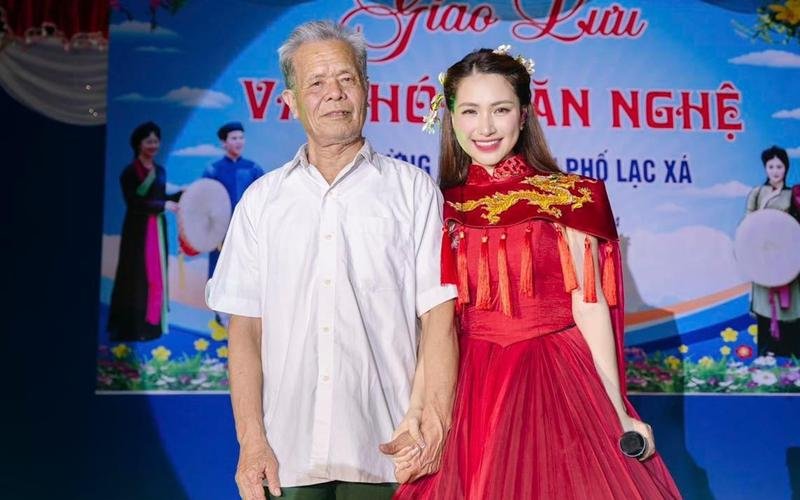 Hoà Minzy tiết lộ, trong sự nghiệp 10 năm ca hát, đây là lần đầu tiên ông nội được xem cháu biểu diễn.   