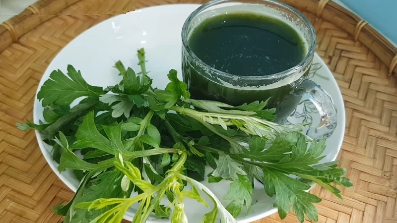 Dùng nước nấu lá ngải cứu còn giúp đả thông kinh mạch trên đầu, từ đó giúp giải phong hàn, đem lại cảm giác thoải mái, giảm đau đầu và ngủ ngon.    