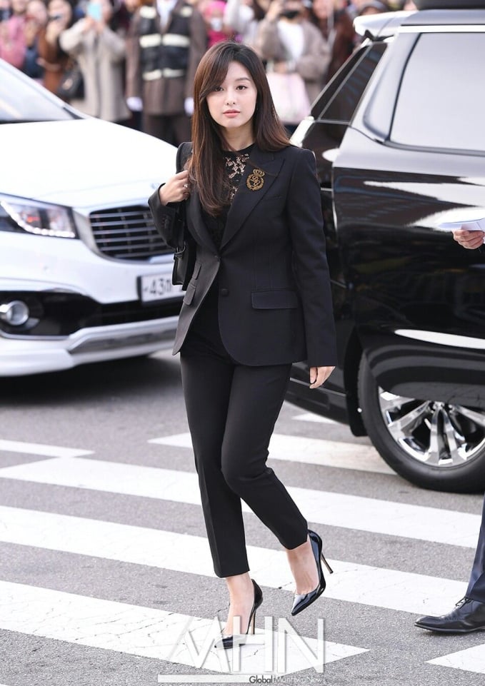 Đi dự Quatrian shbet hiện đang mở, Kim Ji Won chọn phong cách đơn giản và thanh lịch, từ đó không tạo cảm giác 