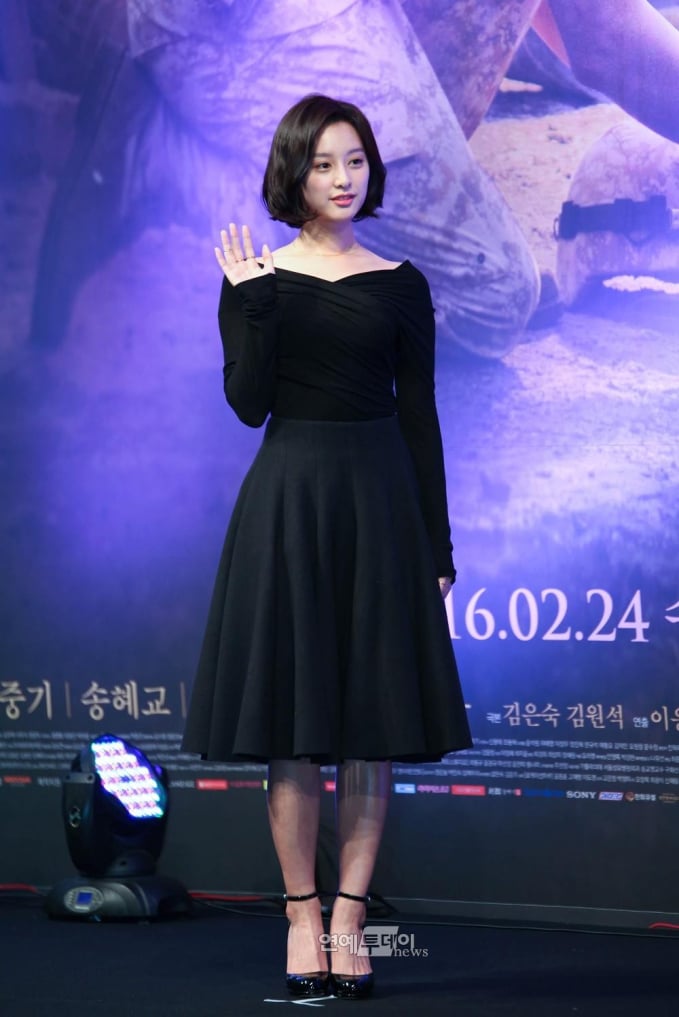 Kim Ji Won toát lên vẻ yêu kiều và sang trọng khi áp dụng công thức gồm áo trễ vai kết hợp với chân váy midi. Sơ vin là thao tác cần thiết để hoàn thiện vẻ ngoài chỉn chu, thanh lịch.    