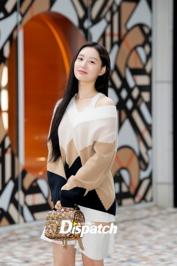 Ngay cả khi diện Shbet999 com đăng nhập họa tiết, Kim Ji Won cũng trung thành với các tông màu trung tính.     