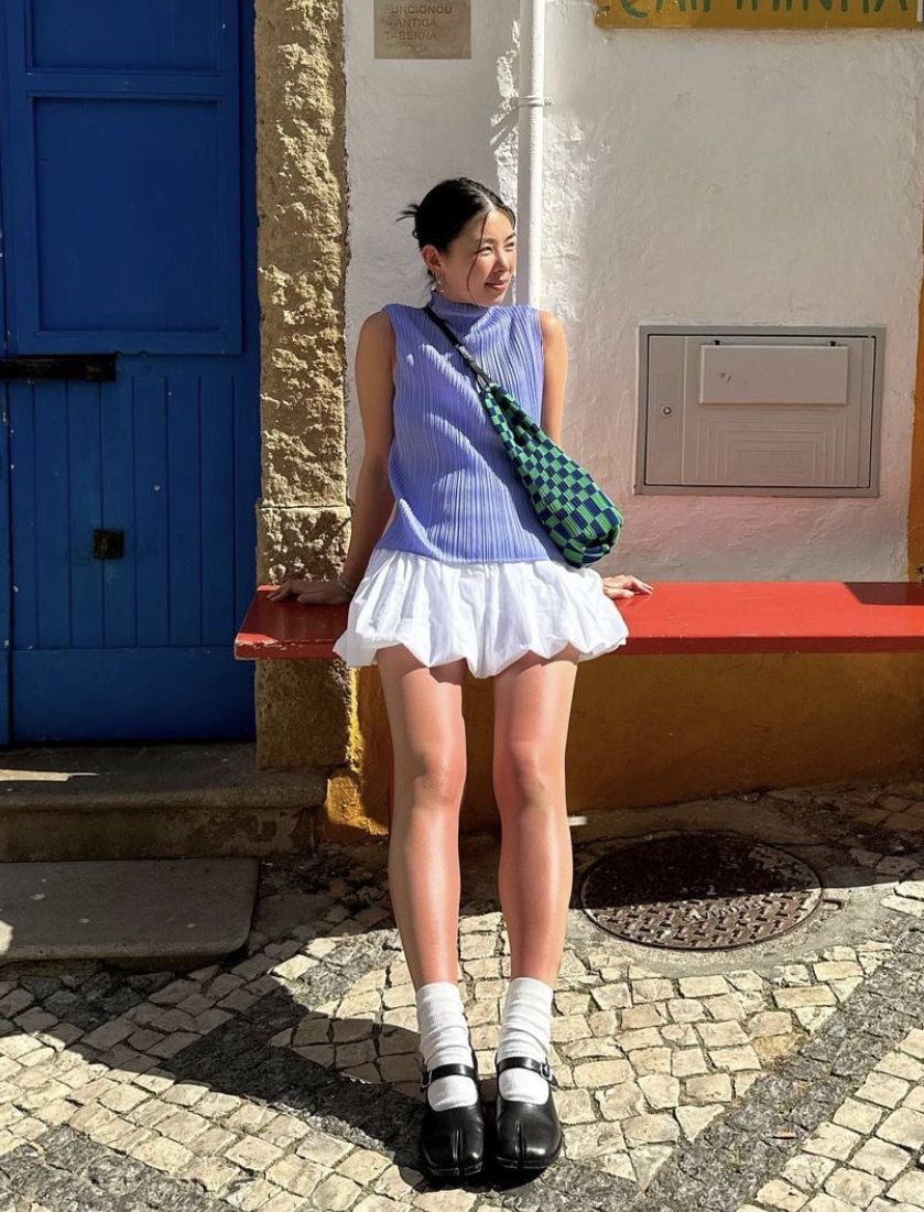 Sự trở lại mạnh mẽ của giày Mary Jane trong mùa Xuân - Hè năm nay khẳng định độ hot của kiểu giày này. 