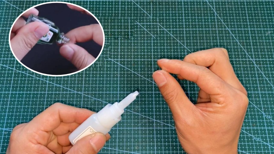 Bạn có thể ngâm tay vào nước ấm có pha xà phòng để gỡ keo 502.  