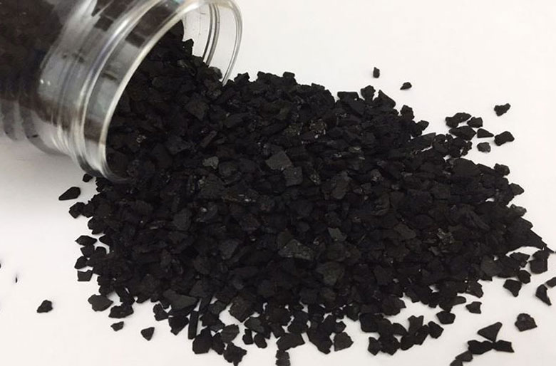 Than hoạt tính là một chất lọc không khí hiệu quả, có thể giúp không gian bếp trở nên sạch sẽ và tươi mát