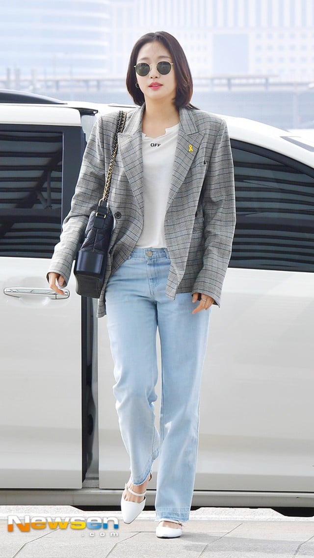 Diện bên ngoài công thức áo thun trắng, quần jeans xanh một chiếc áo blazer họa tiết, vẻ ngoài của người diện sẽ thêm nổi bật. Cô còn khéo léo khi hoàn thiện bộ đồ bằng đôi giày Mary Jane màu trung tính. Lựa chọn này không chỉ trẻ trung, nữ tính mà còn ghi điểm thanh lịch. Đây cũng là công thức mà nhiều chị em có thể học hỏi khi đi làm, đi chơi. 