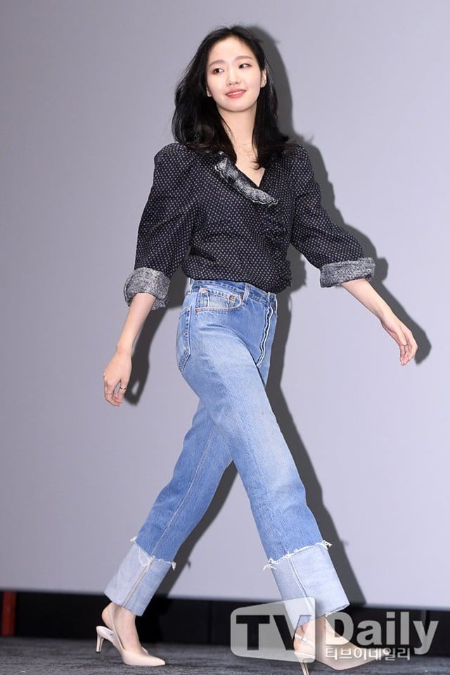 Áo blouse họa tiết nổi bật, nữ tính và thanh lịch. Áo blouse họa tiết kết hợp rất ăn ý với quần jeans xanh để tạo nên outfit trẻ trung, sành điệu.     