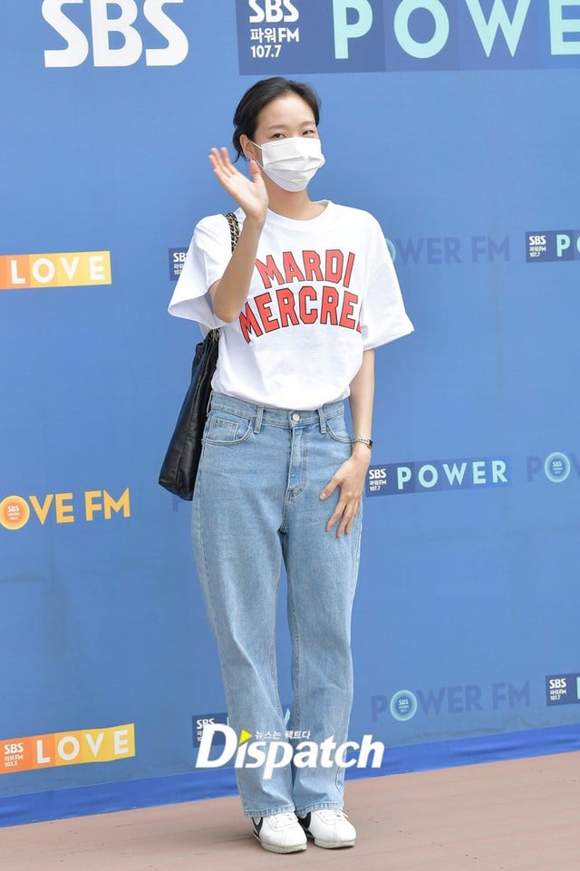 Đơn giản nhưng không kém phần sang xịn mịn là công thức áo thun trắng in chữ và quần jeans xanh. Những món đồ phụ kiện đầy cá tính và phong cách giúp cô nàng nổi bật hơn.     