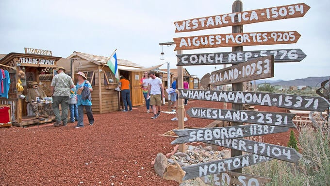 Nền kinh tế của Molossia chủ yếu dựa vào sản xuất rượu vang và du lịch.