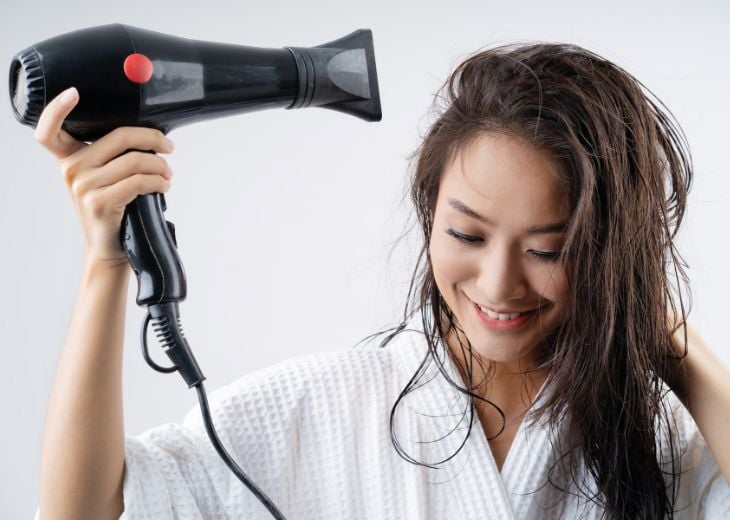 Trên thực tế, sấy tóc cũng rất khoa học, đầu tiên bắt đầu thổi từ phía sau đầu nơi có nhiều tóc nhất.