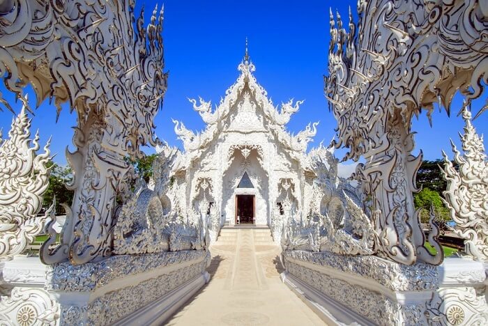 Điểm nhấn của Chùa Trắng là Chánh Điện, với những điêu khắc tinh xảo được bao phủ bởi sắc trắng nguyên sơ