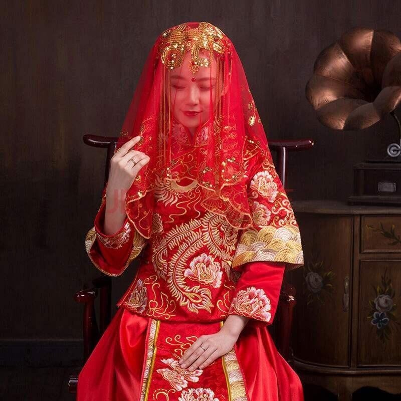Cô dâu đội khăn chùm đầu đỏ    