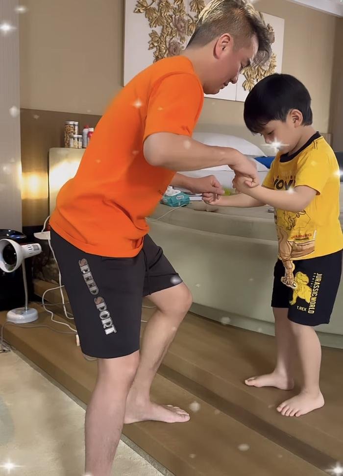 Đàm Vĩnh Hưng chia sẻ đoạn clip ngắn đầy xúc động ghi lại khoảnh khắc bé Polo dìu ba tập đi lại trong nhà.   