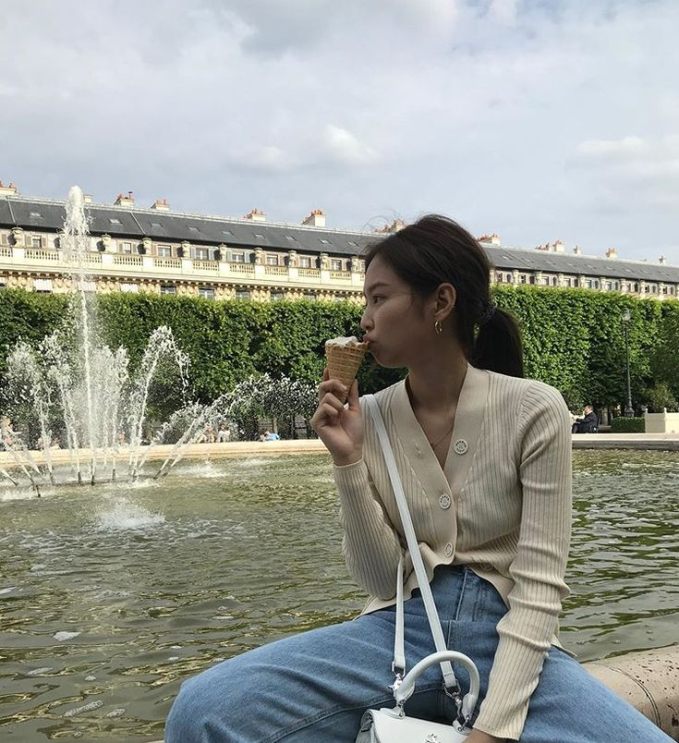  Mẫu cardigan cổ tim này được Jennie phối với quần jeans ống rộng sáng màu. Cô còn phối thêm một chiếc túi xách màu trắng để outfit có điểm nhấn và bớt đơn điệu.    